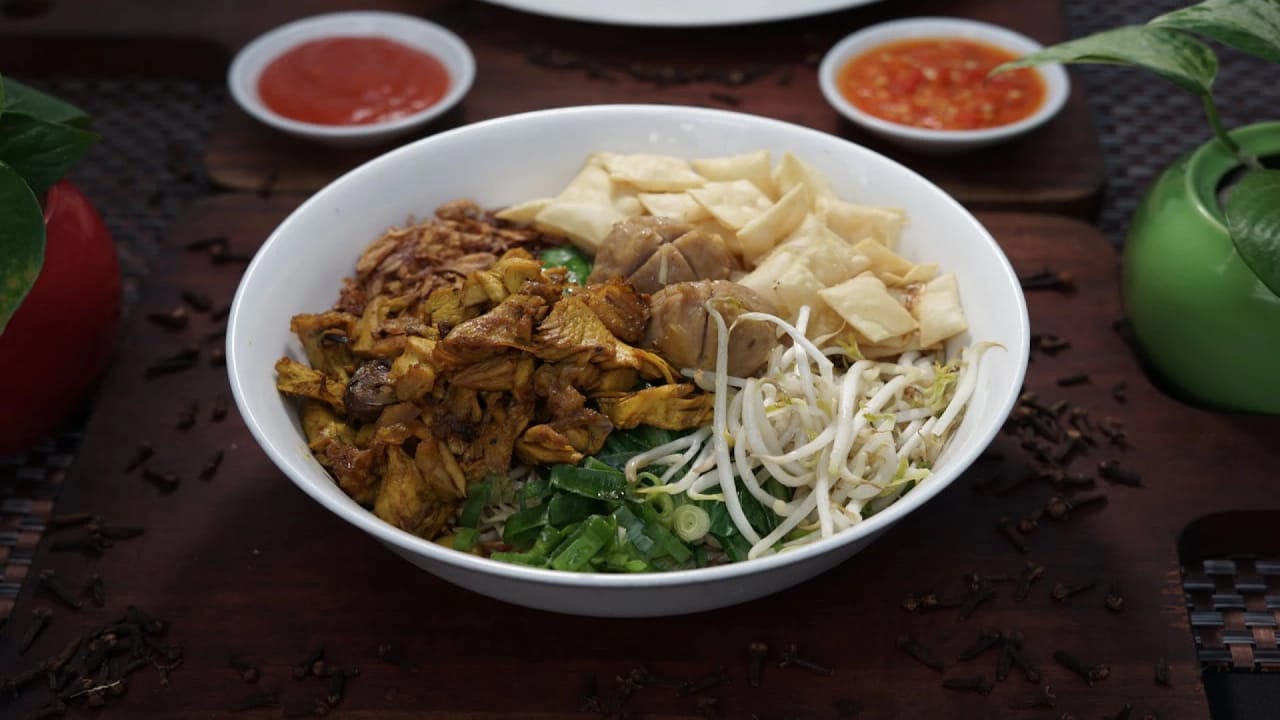 Mie Ayam: Sejarah, Variasi, dan Kelezatan yang Tak Pernah Pudar