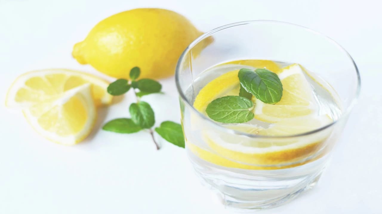 Cara Membuat Infused Water yang Segar dan Kaya Manfaat untuk Tubuh
